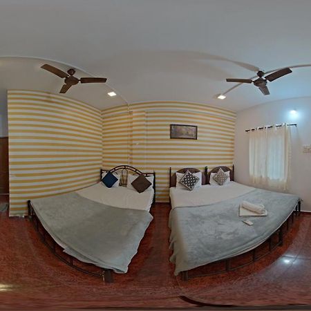 Esther Guest House Calangute Esterno foto